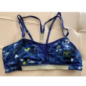 Lululemon Women’s sports bra size 10 Pads included